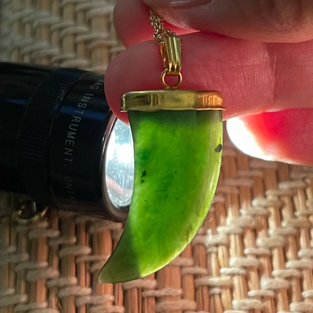High quality natural spinach green nephrite jade pendant and gold tone chain - Picture 6 of 7